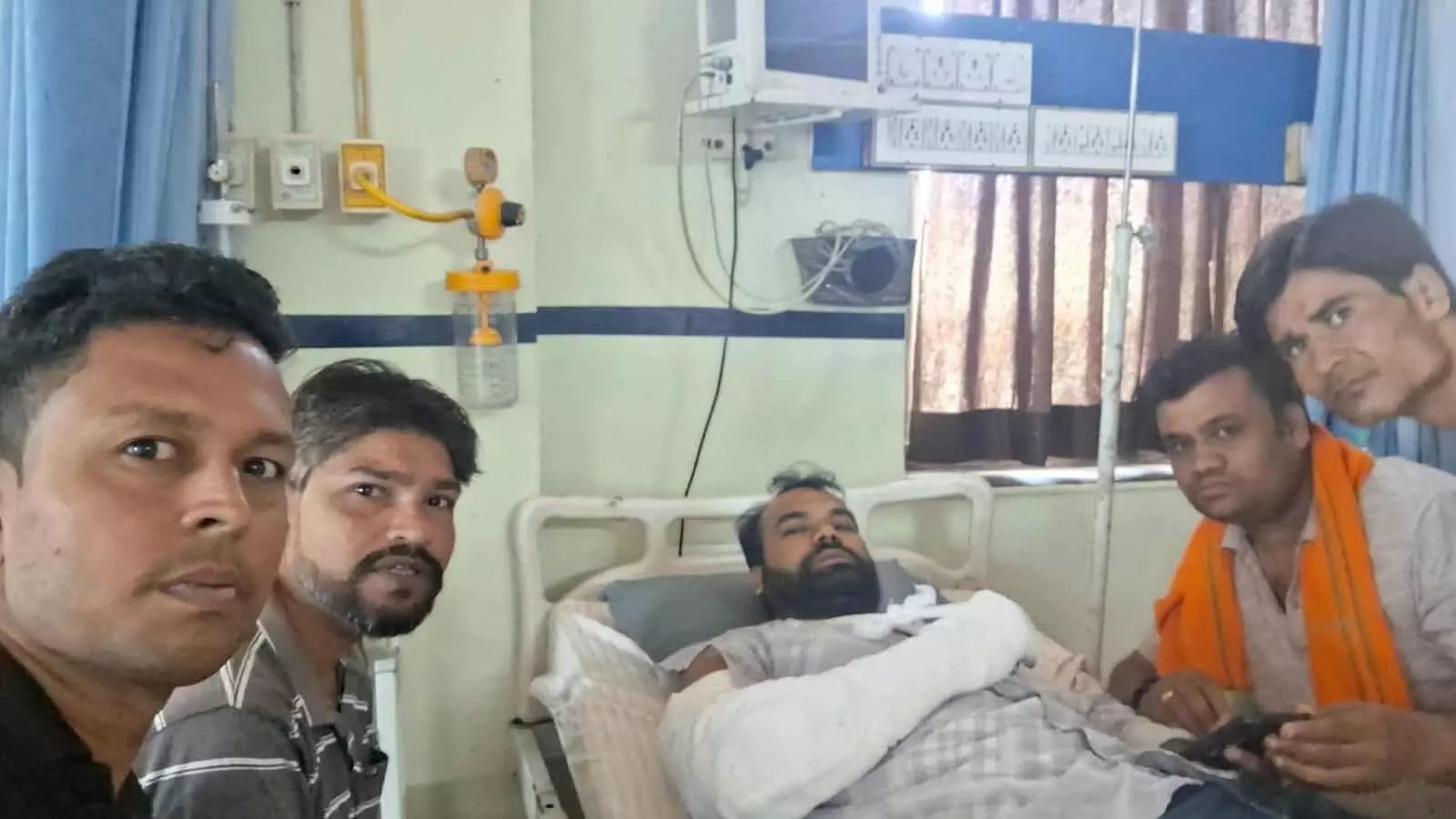 गंगापुर सिटी के अस्पताल में भर्ती घायल युवक चीनू पटवा का हाल जानते लोग गंगापुर सिटी के अस्पताल में भर्ती घायल युवक चीनू पटवा का हाल जानते लोग