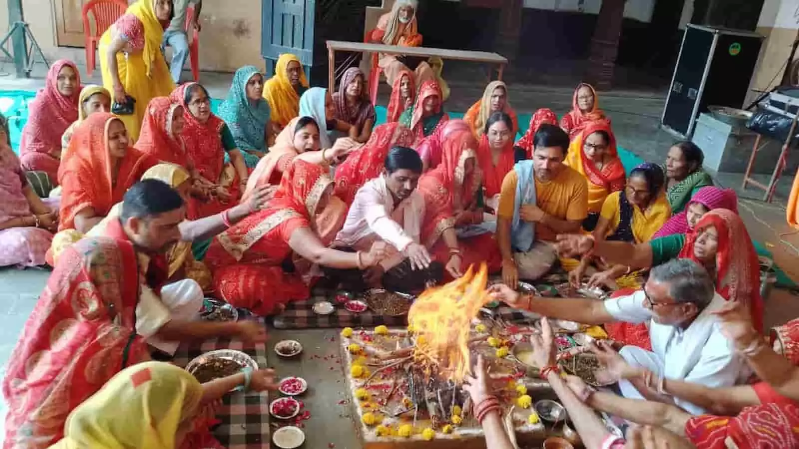 भुसावर में आयोजित श्रीशिव महापुराण कथा के समापन पर हवन-यज्ञ करते श्रद्धालु। भुसावर में आयोजित श्रीशिव महापुराण कथा के समापन पर हवन-यज्ञ करते श्रद्धालु।