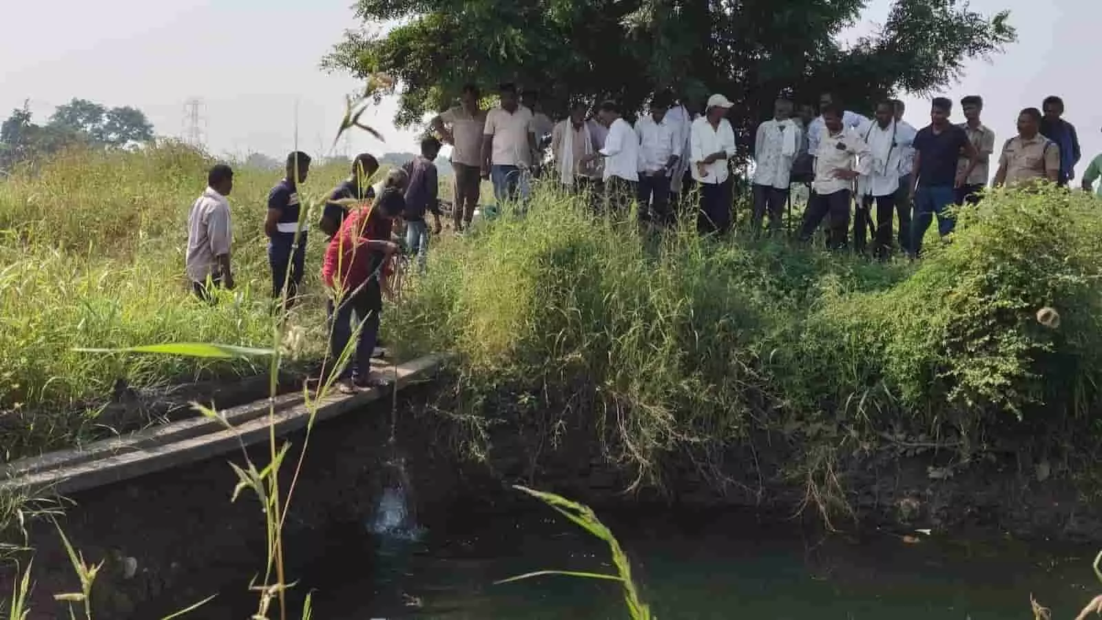 कुएं के पास जांच करते पुलिसकर्मी व ग्रामीण पिंपलगांव खेत घटनास्थल पर। कुएं के पास जांच करते पुलिसकर्मी व ग्रामीण पिंपलगांव खेत घटनास्थल पर।