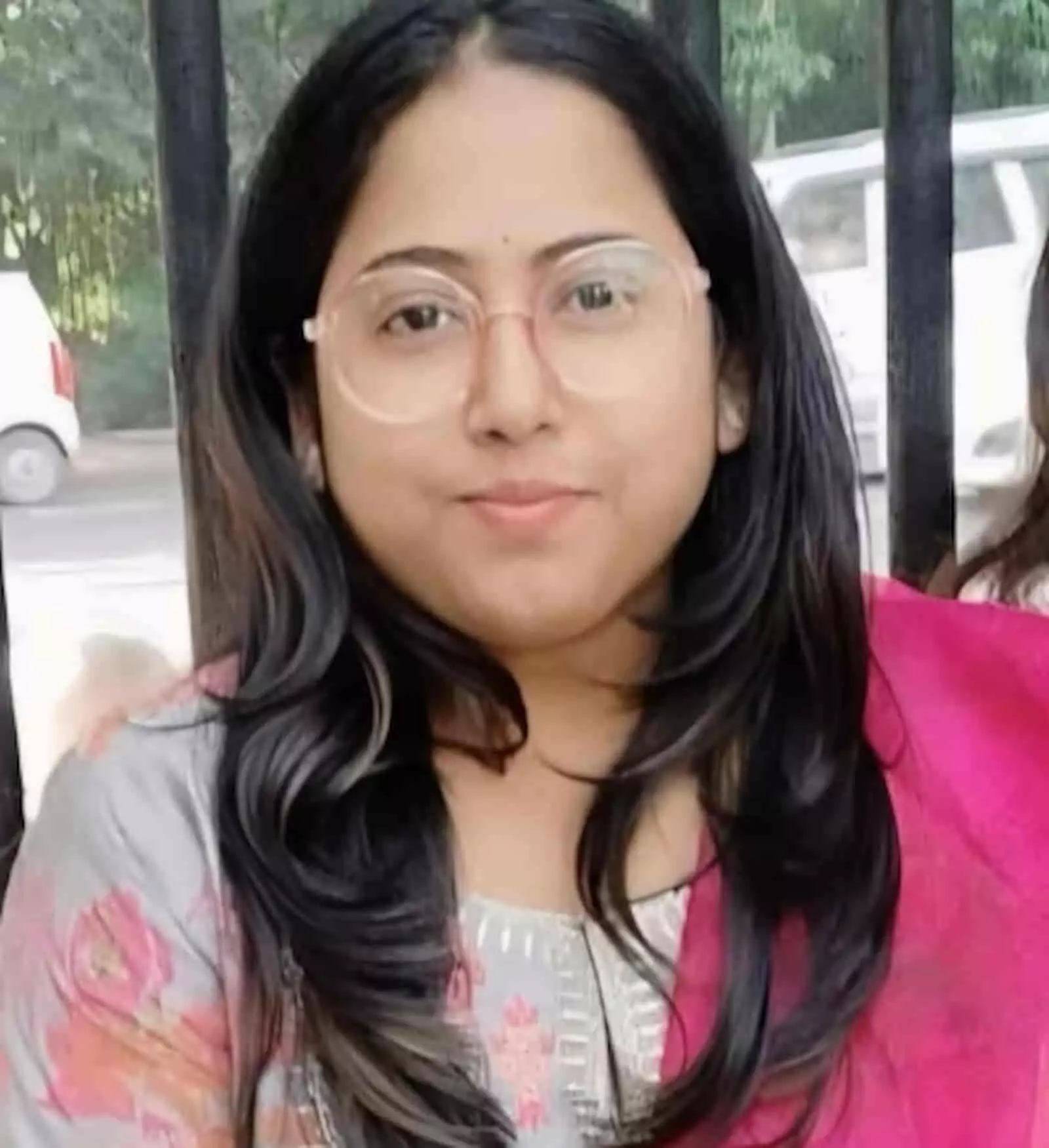 तस्वीर में दिख रही महिला मीनल जीनगर हैं जो चश्मा पहने कैमरे की ओर मुस्कुरा रही हैं। तस्वीर में दिख रही महिला मीनल जीनगर हैं जो चश्मा पहने कैमरे की ओर मुस्कुरा रही हैं।