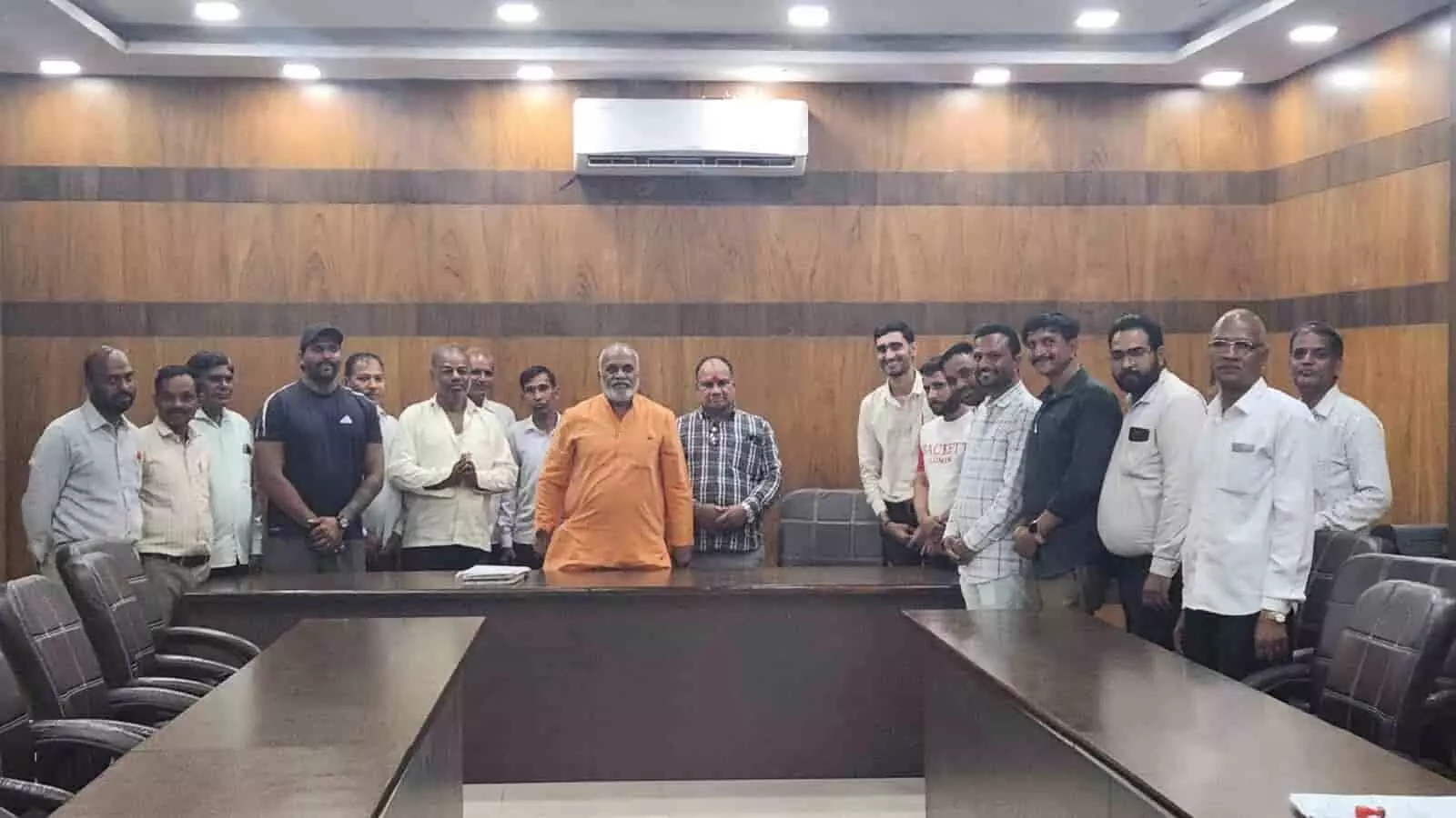 तस्वीर में विधायक लादू लाल पितलिया सभागार में पार्षदों और अधिकारियों के साथ खड़े हैं। तस्वीर में विधायक लादू लाल पितलिया सभागार में पार्षदों और अधिकारियों के साथ खड़े हैं।
