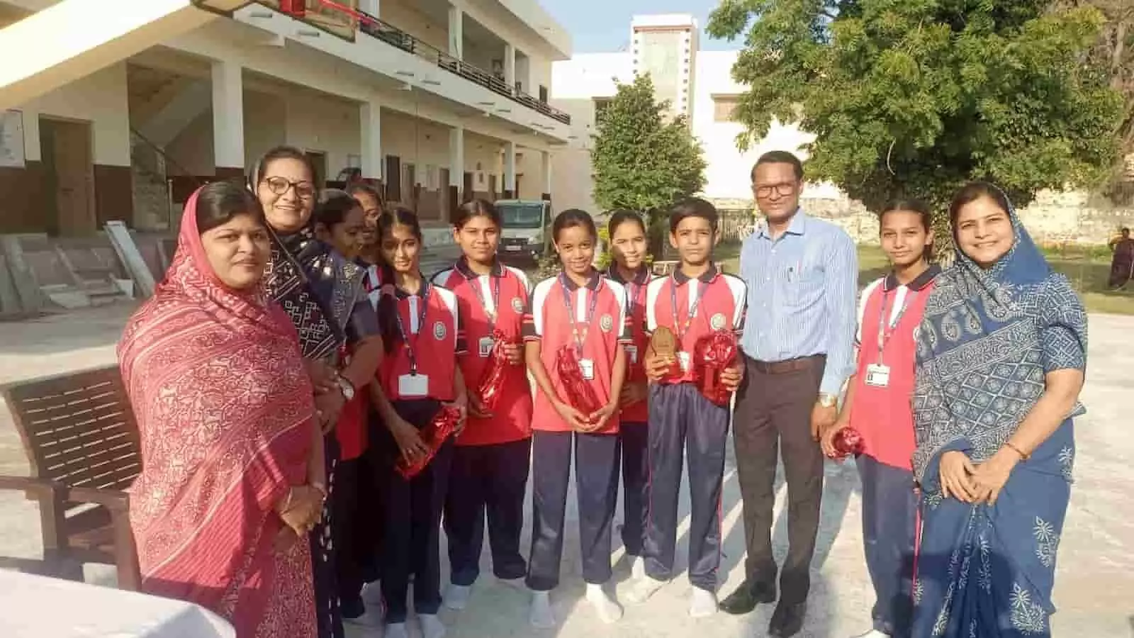 तुलसी अमृत विद्यापीठ आमेट में पुरस्कार प्राप्त करने वाले विद्यार्थियों के साथ शिक्षकगण। तुलसी अमृत विद्यापीठ आमेट में पुरस्कार प्राप्त करने वाले विद्यार्थियों के साथ शिक्षकगण।