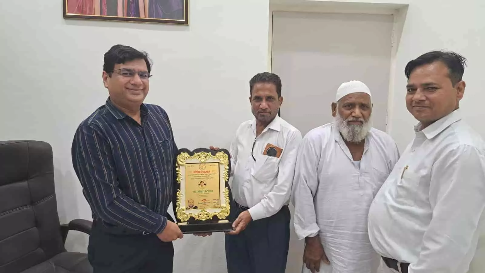 तस्वीर में बाएं से दाएं डॉ. गौरव सिंघल, निजामुद्दीन सैफी, हाजी इकरामुद्दीन सैफी और एडवोकेट यामीन सैफी स्मृति चिह्न के साथ खड़े हैं। तस्वीर में बाएं से दाएं डॉ. गौरव सिंघल, निजामुद्दीन सैफी, हाजी इकरामुद्दीन सैफी और एडवोकेट यामीन सैफी स्मृति चिह्न के साथ खड़े हैं।