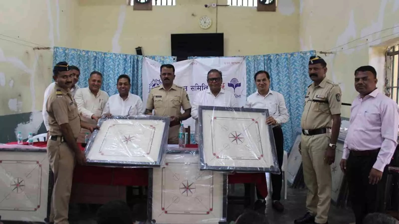 तस्वीर में बाएं से दाएं खड़े पुलिसकर्मी और लोग कैरम बोर्ड भेंट करते दिख रहे हैं। तस्वीर में बाएं से दाएं खड़े पुलिसकर्मी और लोग कैरम बोर्ड भेंट करते दिख रहे हैं।