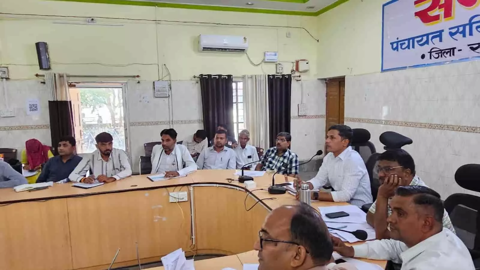 पंचायत समिति सभागार गंगापुर सिटी में विकास अधिकारी डॉ. जगदीश गुर्जर विभागीय योजनाओं की समीक्षा बैठक ले रहे हैं। पंचायत समिति सभागार गंगापुर सिटी में विकास अधिकारी डॉ. जगदीश गुर्जर विभागीय योजनाओं की समीक्षा बैठक ले रहे हैं।