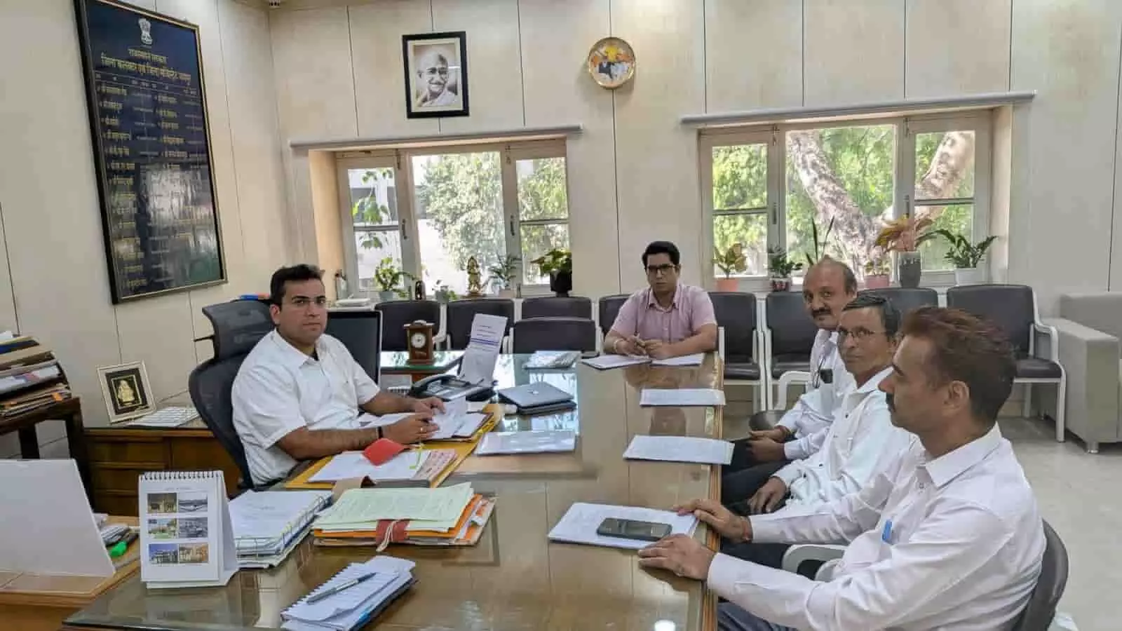 तस्वीर में बाईं से दाईं ओर अधिकारी और विभिन्न राजनीतिक दलों के प्रतिनिधि टेबल पर बैठकर चर्चा कर रहे हैं। तस्वीर में बाईं से दाईं ओर अधिकारी और विभिन्न राजनीतिक दलों के प्रतिनिधि टेबल पर बैठकर चर्चा कर रहे हैं।