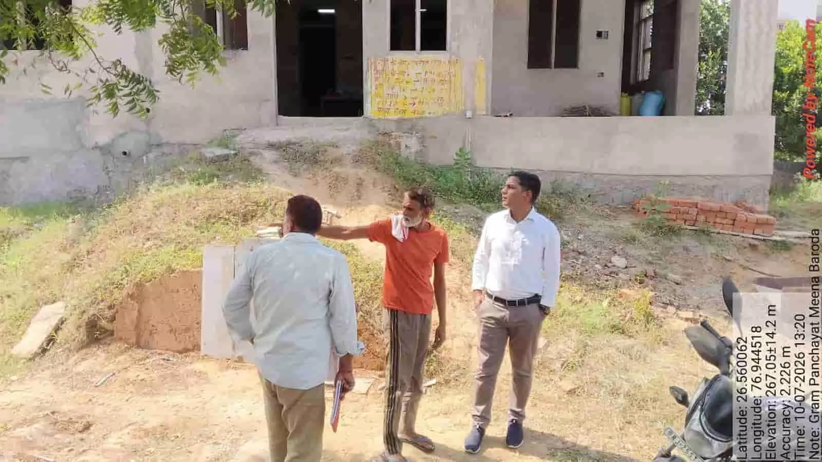 मीना बड़ौदा ग्राम पंचायत में विकास अधिकारी डॉ. जगदीश गुर्जर सरकारी योजनाओं का निरीक्षण कर रहे हैं। मीना बड़ौदा ग्राम पंचायत में विकास अधिकारी डॉ. जगदीश गुर्जर सरकारी योजनाओं का निरीक्षण कर रहे हैं।
