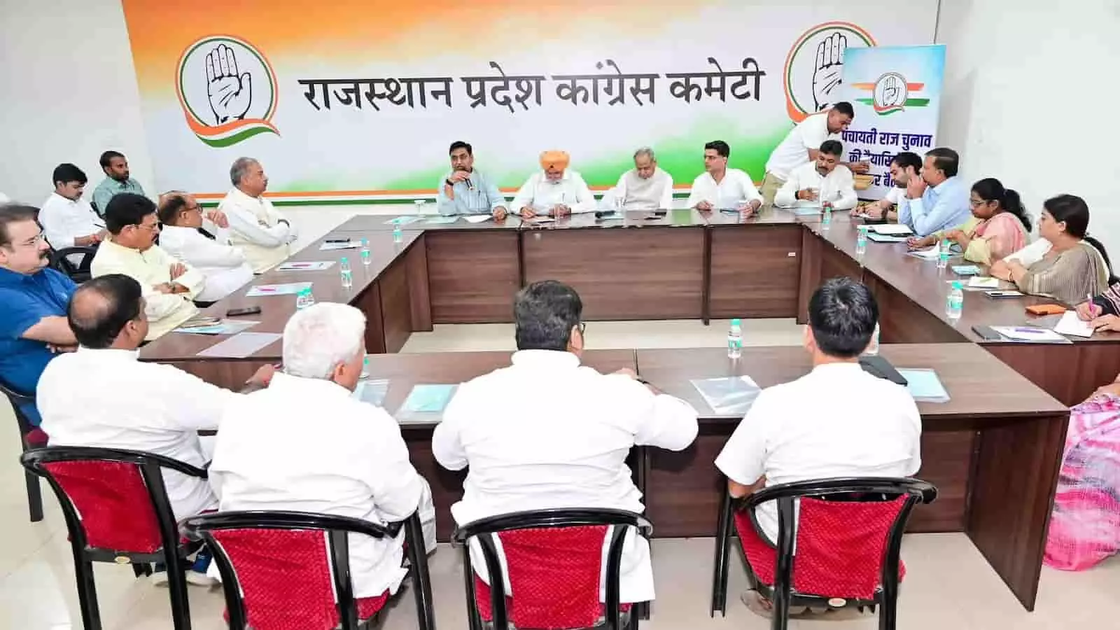 जयपुर में पीसीसी वार रूम के भीतर आगामी पंचायतीराज चुनावों की रणनीति पर चर्चा करते कांग्रेस नेता। जयपुर में पीसीसी वार रूम के भीतर आगामी पंचायतीराज चुनावों की रणनीति पर चर्चा करते कांग्रेस नेता।