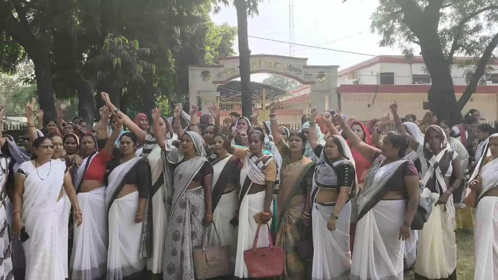एटा में जिलाधिकारी कार्यालय के बाहर प्रदर्शन करती हुई आशा एवं आशा संगिनी स्वास्थ्य कार्यकत्रियां एटा में जिलाधिकारी कार्यालय के बाहर प्रदर्शन करती हुई आशा एवं आशा संगिनी स्वास्थ्य कार्यकत्रियां