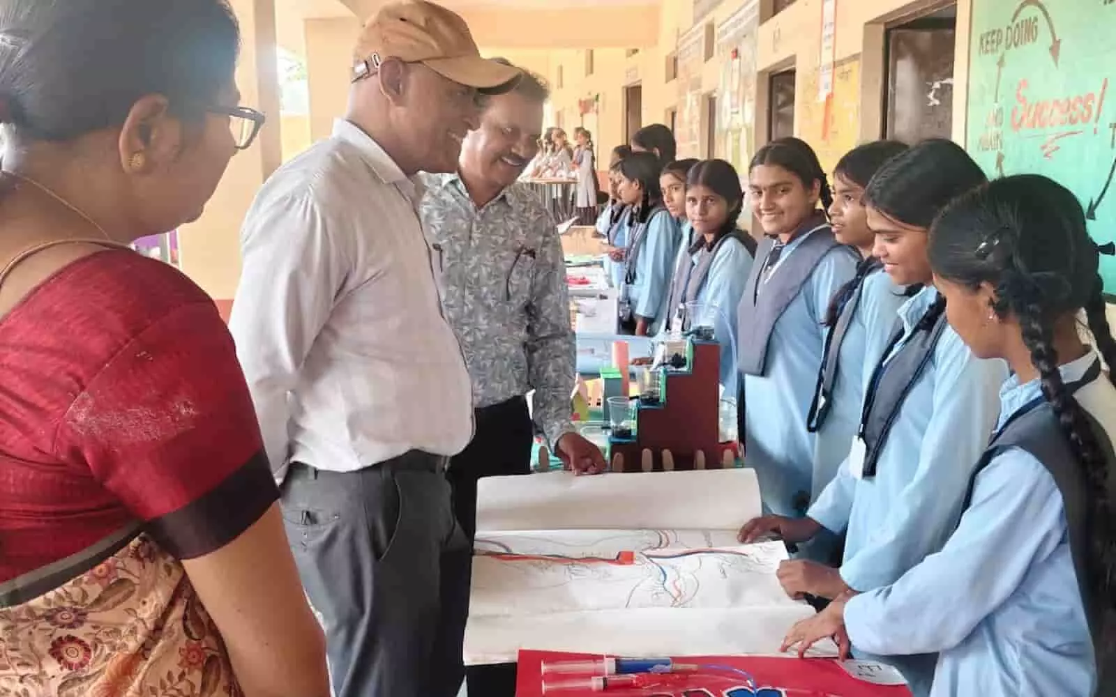 तस्वीर में बाएं से दाएं अतिथि और शिक्षिका स्कूल कॉरिडोर में छात्राओं द्वारा बनाए गए मॉडल का अवलोकन कर रहे हैं। तस्वीर में बाएं से दाएं अतिथि और शिक्षिका स्कूल कॉरिडोर में छात्राओं द्वारा बनाए गए मॉडल का अवलोकन कर रहे हैं।