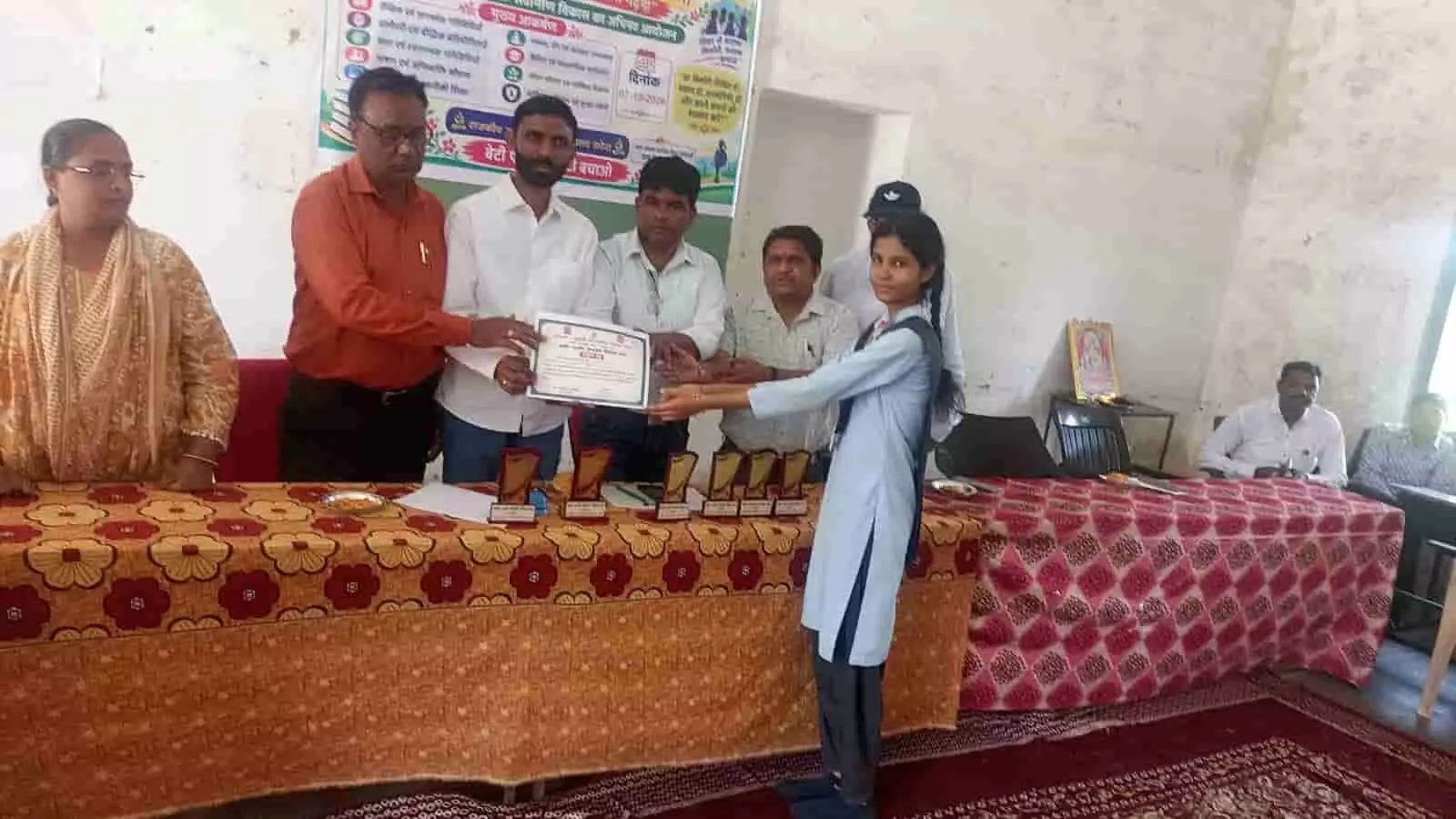 तस्वीर में बाएं से दाएं खड़े शिक्षक स्कूल छात्रा जिनल डामोर को प्रमाण पत्र दे रहे हैं। तस्वीर में बाएं से दाएं खड़े शिक्षक स्कूल छात्रा जिनल डामोर को प्रमाण पत्र दे रहे हैं।