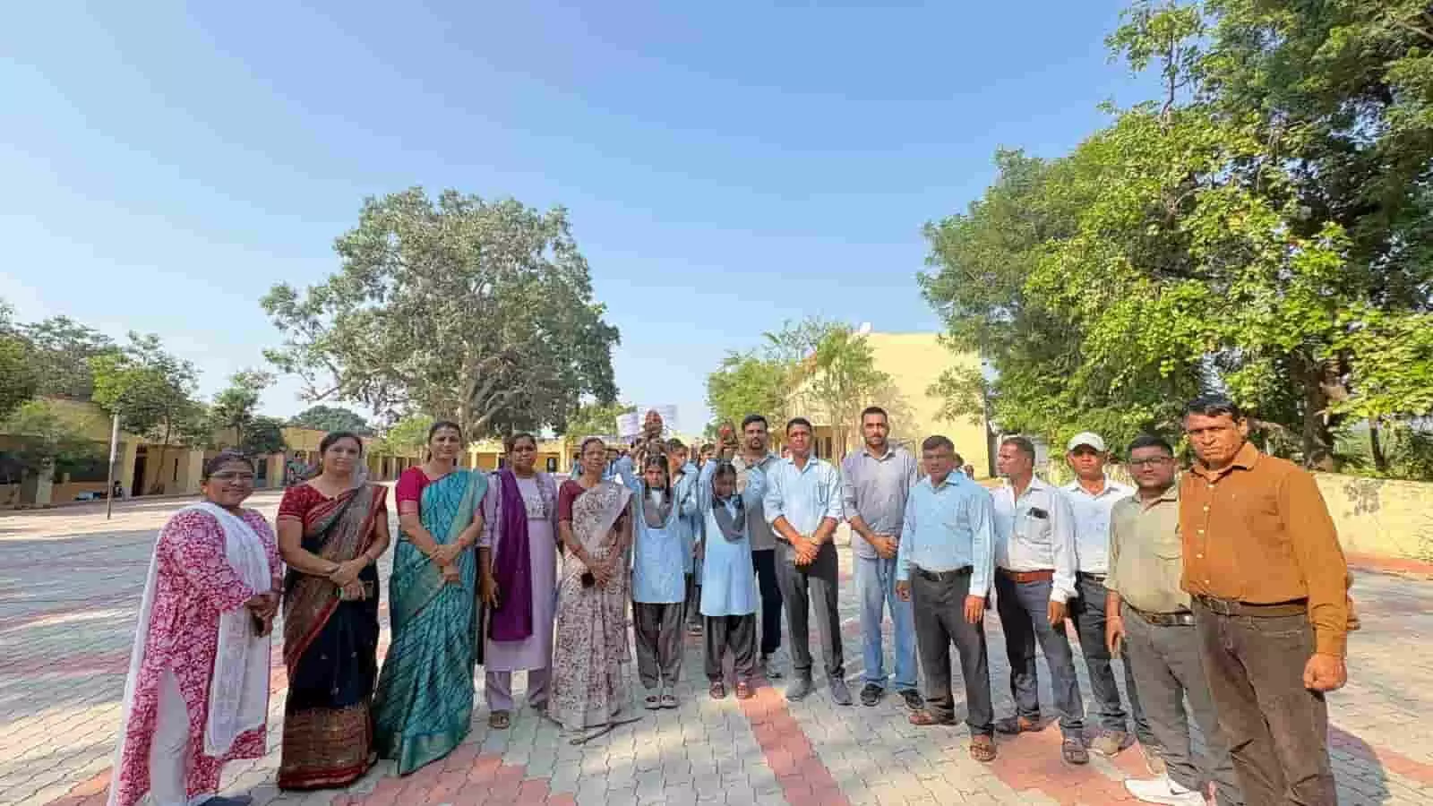तस्वीर में खाण्डी ओबरी में छात्र और शिक्षक खुले मैदान में एक साथ खड़े दिखाई दे रहे हैं। तस्वीर में खाण्डी ओबरी में छात्र और शिक्षक खुले मैदान में एक साथ खड़े दिखाई दे रहे हैं।