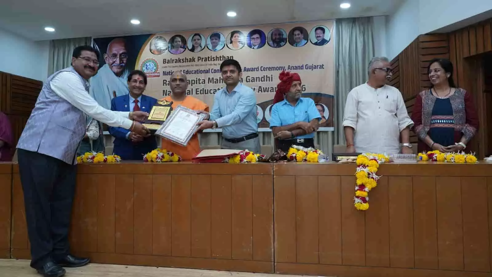तस्वीर में दिख रहे अतिथि मंच पर खड़े होकर एक व्यक्ति को मोमेंटो और प्रशस्ति पत्र सौंप रहे हैं। तस्वीर में दिख रहे अतिथि मंच पर खड़े होकर एक व्यक्ति को मोमेंटो और प्रशस्ति पत्र सौंप रहे हैं।