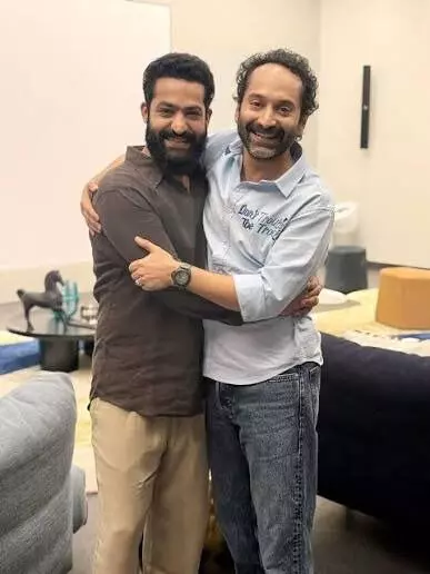 बाएं से दाएं एनटीआर और फहाद फासिल एक इवेंट के दौरान नजर आ रहे हैं। बाएं से दाएं एनटीआर और फहाद फासिल एक इवेंट के दौरान नजर आ रहे हैं।