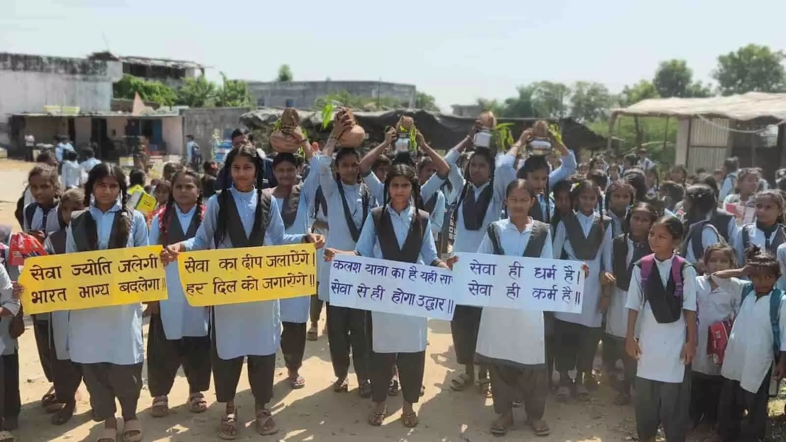 तस्वीर में दिख रही छात्राएं यूनिफॉर्म पहनकर संदेश लिखी पट्टियां और सिर पर कलश लेकर यात्रा निकाल रही हैं। तस्वीर में दिख रही छात्राएं यूनिफॉर्म पहनकर संदेश लिखी पट्टियां और सिर पर कलश लेकर यात्रा निकाल रही हैं।