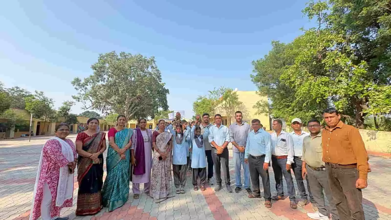 विद्यालय परिसर में शिक्षक, छात्र-छात्राएं और एसडीएमसी सदस्य विकसित भारत के संकल्प के साथ जन सेवा रैली में उपस्थित हैं। विद्यालय परिसर में शिक्षक, छात्र-छात्राएं और एसडीएमसी सदस्य विकसित भारत के संकल्प के साथ जन सेवा रैली में उपस्थित हैं।