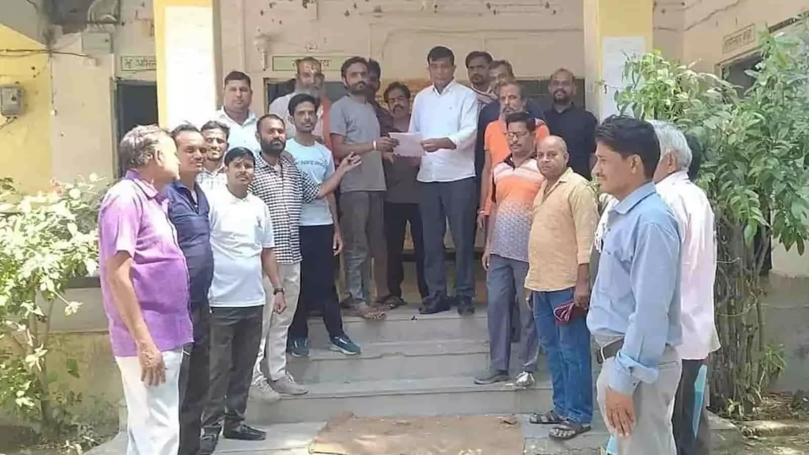 कानोड़ के सामुदायिक स्वास्थ्य केंद्र में चिकित्सकों के रिक्त पदों की मांग को लेकर तहसीलदार को ज्ञापन सौंपते ग्रामीण। कानोड़ के सामुदायिक स्वास्थ्य केंद्र में चिकित्सकों के रिक्त पदों की मांग को लेकर तहसीलदार को ज्ञापन सौंपते ग्रामीण।