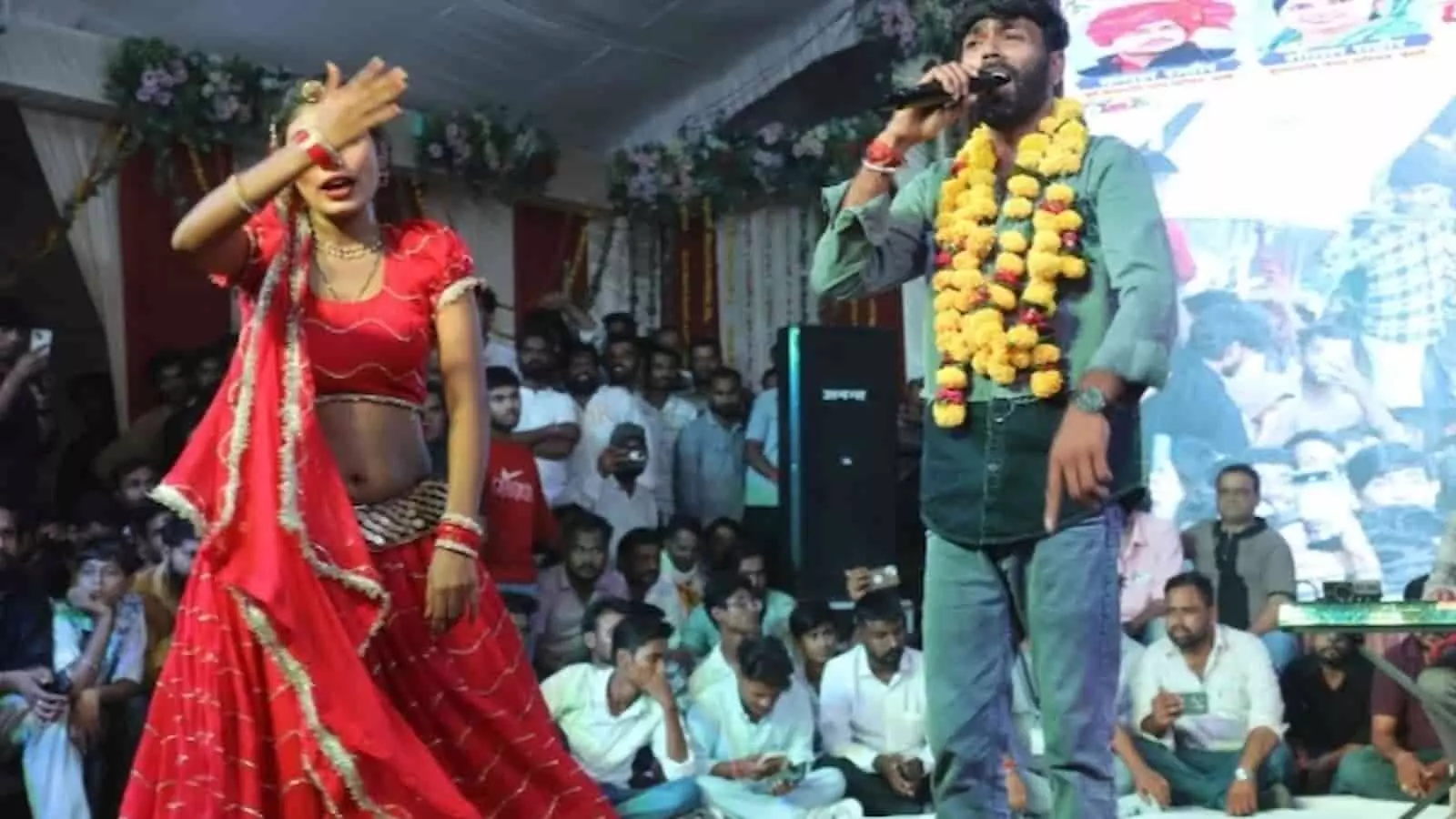 मंच पर प्रस्तुति देते लोकगायक मनराज दीवाना और कार्यक्रम में उमड़ी दर्शकों की भीड़। मंच पर प्रस्तुति देते लोकगायक मनराज दीवाना और कार्यक्रम में उमड़ी दर्शकों की भीड़।