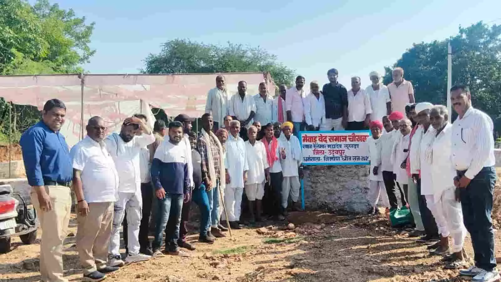तस्वीर में मेवाड़ वेद समाज के सदस्य केरेश्वर महादेव परिसर में बोर्ड के पास खड़े दिख रहे हैं। तस्वीर में मेवाड़ वेद समाज के सदस्य केरेश्वर महादेव परिसर में बोर्ड के पास खड़े दिख रहे हैं।
