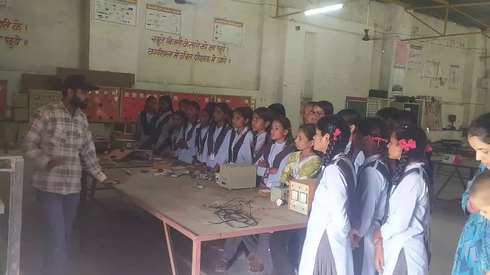 कार्यशाला में शिक्षक के मार्गदर्शन में खड़े विद्यार्थी श्री बालाजी आईटीआई कॉलेज बदनोर में व्यावसायिक शिक्षा की व्यावहारिक जानकारी प्राप्त कर रहे हैं। कार्यशाला में शिक्षक के मार्गदर्शन में खड़े विद्यार्थी श्री बालाजी आईटीआई कॉलेज बदनोर में व्यावसायिक शिक्षा की व्यावहारिक जानकारी प्राप्त कर रहे हैं।