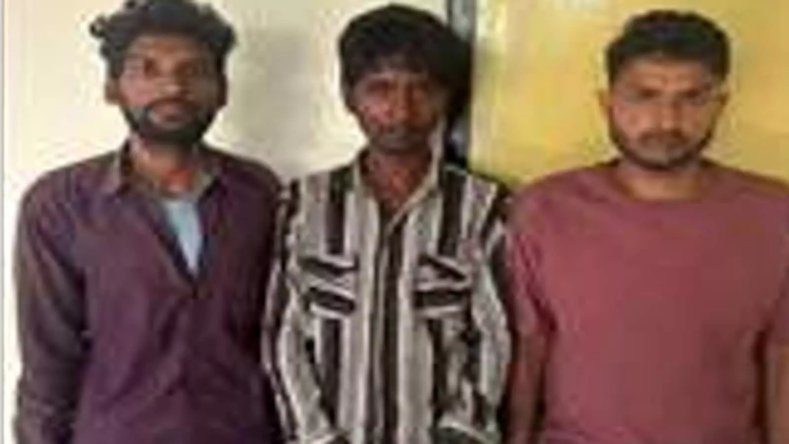 तस्वीर में बाएं से दाएं खड़े स्मैक तस्करी के मामले में गिरफ्तार तीन आरोपी दिख रहे हैं। तस्वीर में बाएं से दाएं खड़े स्मैक तस्करी के मामले में गिरफ्तार तीन आरोपी दिख रहे हैं।