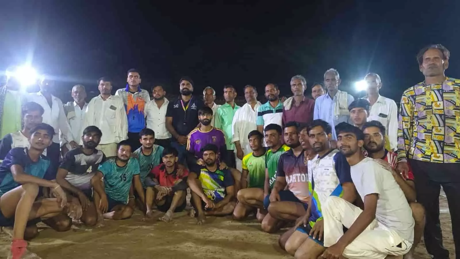ग्राम महतौली में कबड्डी प्रतियोगिता के समापन पर विजेता जघीना टीम और ग्रामीण दिखाई दे रहे हैं। ग्राम महतौली में कबड्डी प्रतियोगिता के समापन पर विजेता जघीना टीम और ग्रामीण दिखाई दे रहे हैं।