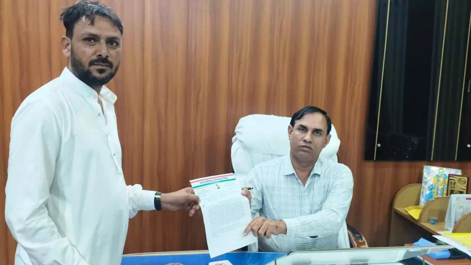 गंगापुर सिटी में बाएं खड़े पार्षद मुहम्मद इस्माइल दाएं कुर्सी पर बैठे अधिकारी को ज्ञापन सौंप रहे हैं। गंगापुर सिटी में बाएं खड़े पार्षद मुहम्मद इस्माइल दाएं कुर्सी पर बैठे अधिकारी को ज्ञापन सौंप रहे हैं।
