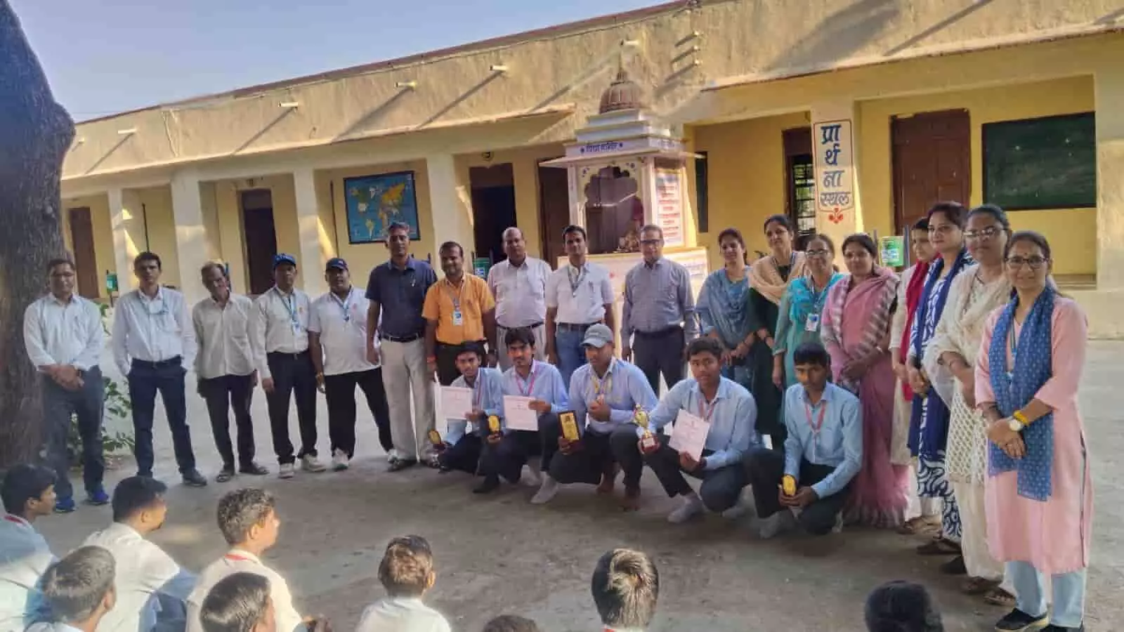 तस्वीर में बाएं से दाएं विद्यालय परिसर में शिक्षक और प्रमाण पत्र लिए छात्र खड़े नजर आ रहे हैं। तस्वीर में बाएं से दाएं विद्यालय परिसर में शिक्षक और प्रमाण पत्र लिए छात्र खड़े नजर आ रहे हैं।