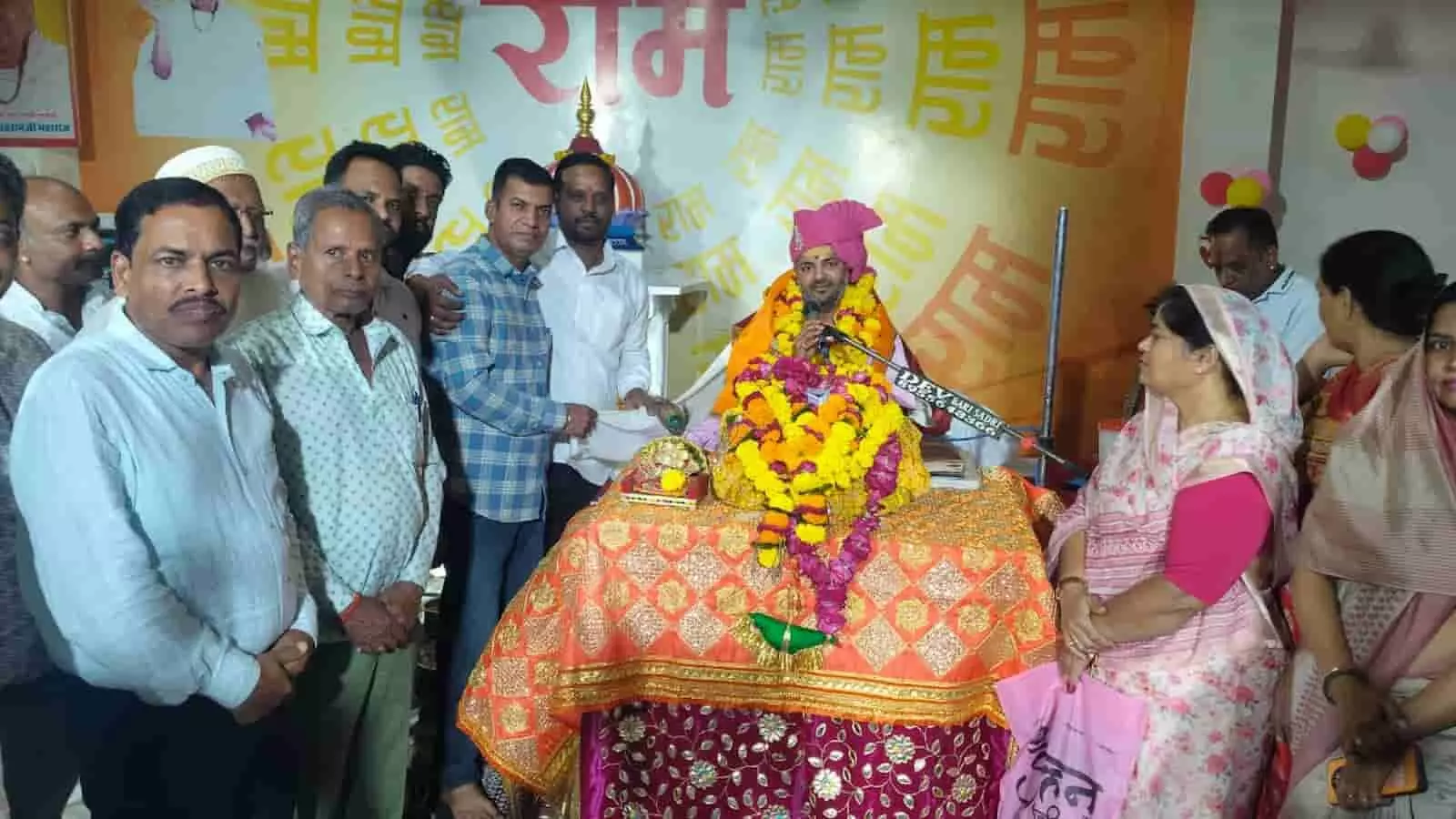 तस्वीर में दिख रही स्वामी अनंत राम महाराज के पास व्यास पीठ पर आरती और अभिनंदन हेतु खड़े श्रद्धालु। तस्वीर में दिख रही स्वामी अनंत राम महाराज के पास व्यास पीठ पर आरती और अभिनंदन हेतु खड़े श्रद्धालु।