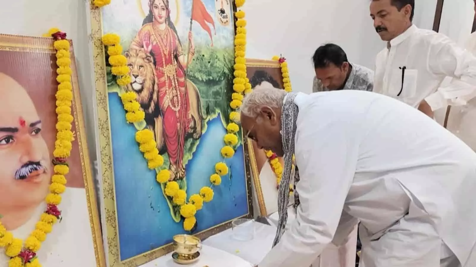 तस्वीर में दिख रहे मंत्री मदन दिलावर भारत माता और महापुरुषों के चित्रों के सामने दीप प्रज्ज्वलित कर रहे हैं। तस्वीर में दिख रहे मंत्री मदन दिलावर भारत माता और महापुरुषों के चित्रों के सामने दीप प्रज्ज्वलित कर रहे हैं।