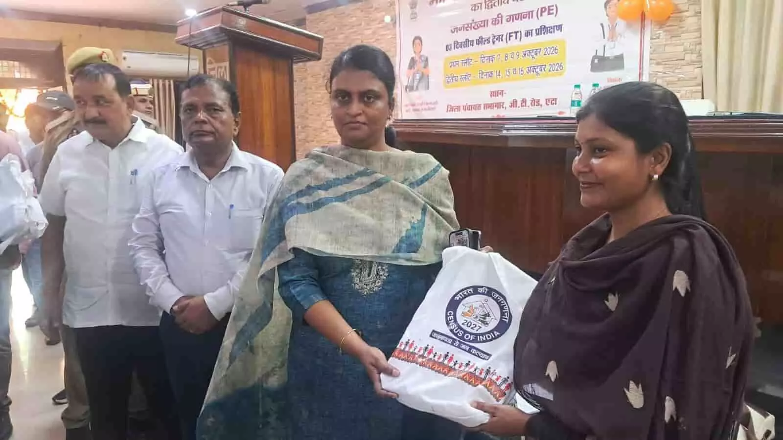 तस्वीर में एटा में आयोजित प्रशिक्षण कार्यक्रम में जिलाधिकारी एम. अरुनमोली एक महिला ट्रेनर को जनगणना किट प्रदान करती दिख रही हैं। तस्वीर में एटा में आयोजित प्रशिक्षण कार्यक्रम में जिलाधिकारी एम. अरुनमोली एक महिला ट्रेनर को जनगणना किट प्रदान करती दिख रही हैं।