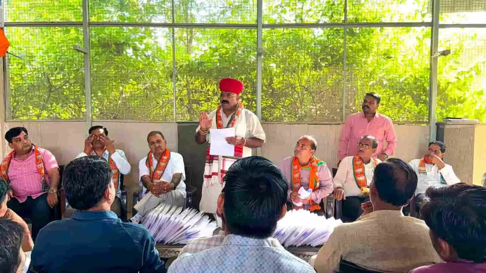 तस्वीर में सांगोद में आयोजित बैठक में लाल साफा पहने व्यक्ति लोगों को संबोधित कर रहा है। तस्वीर में सांगोद में आयोजित बैठक में लाल साफा पहने व्यक्ति लोगों को संबोधित कर रहा है।