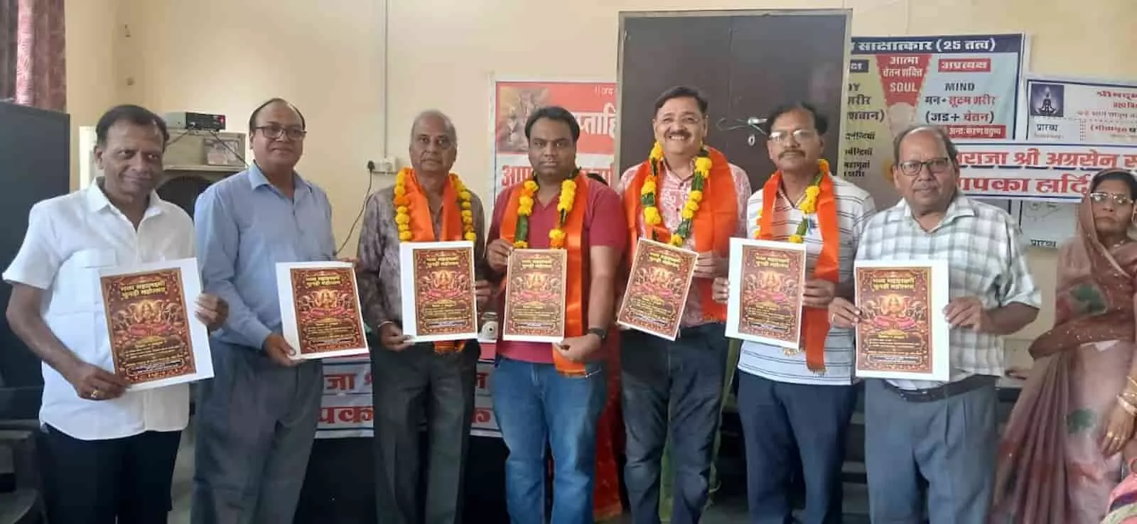 तस्वीर में दिख रहे अग्रसेन समाज के पदाधिकारी कोटा में चुनरी महोत्सव का Poster हाथों में लेकर खड़े हैं। तस्वीर में दिख रहे अग्रसेन समाज के पदाधिकारी कोटा में चुनरी महोत्सव का Poster हाथों में लेकर खड़े हैं।