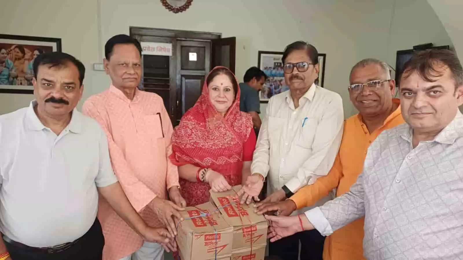 तस्वीर में दिख रही विधायक कल्पना देवी को पेंशनर्स महासंघ के सदस्य पेन के बॉक्स सौंपते हुए खड़े हैं। तस्वीर में दिख रही विधायक कल्पना देवी को पेंशनर्स महासंघ के सदस्य पेन के बॉक्स सौंपते हुए खड़े हैं।