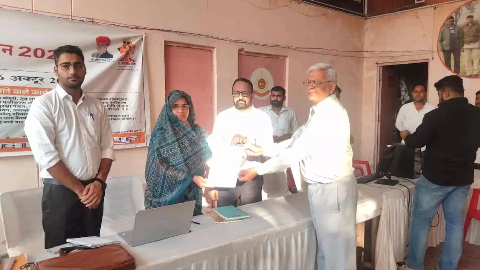 सवाई माधोपुर नगर परिषद में सेवा सेतु अभियान के तहत लाभार्थियों को पट्टे और प्रमाण पत्र वितरित करती सभापति मेवा चौधरी। सवाई माधोपुर नगर परिषद में सेवा सेतु अभियान के तहत लाभार्थियों को पट्टे और प्रमाण पत्र वितरित करती सभापति मेवा चौधरी।