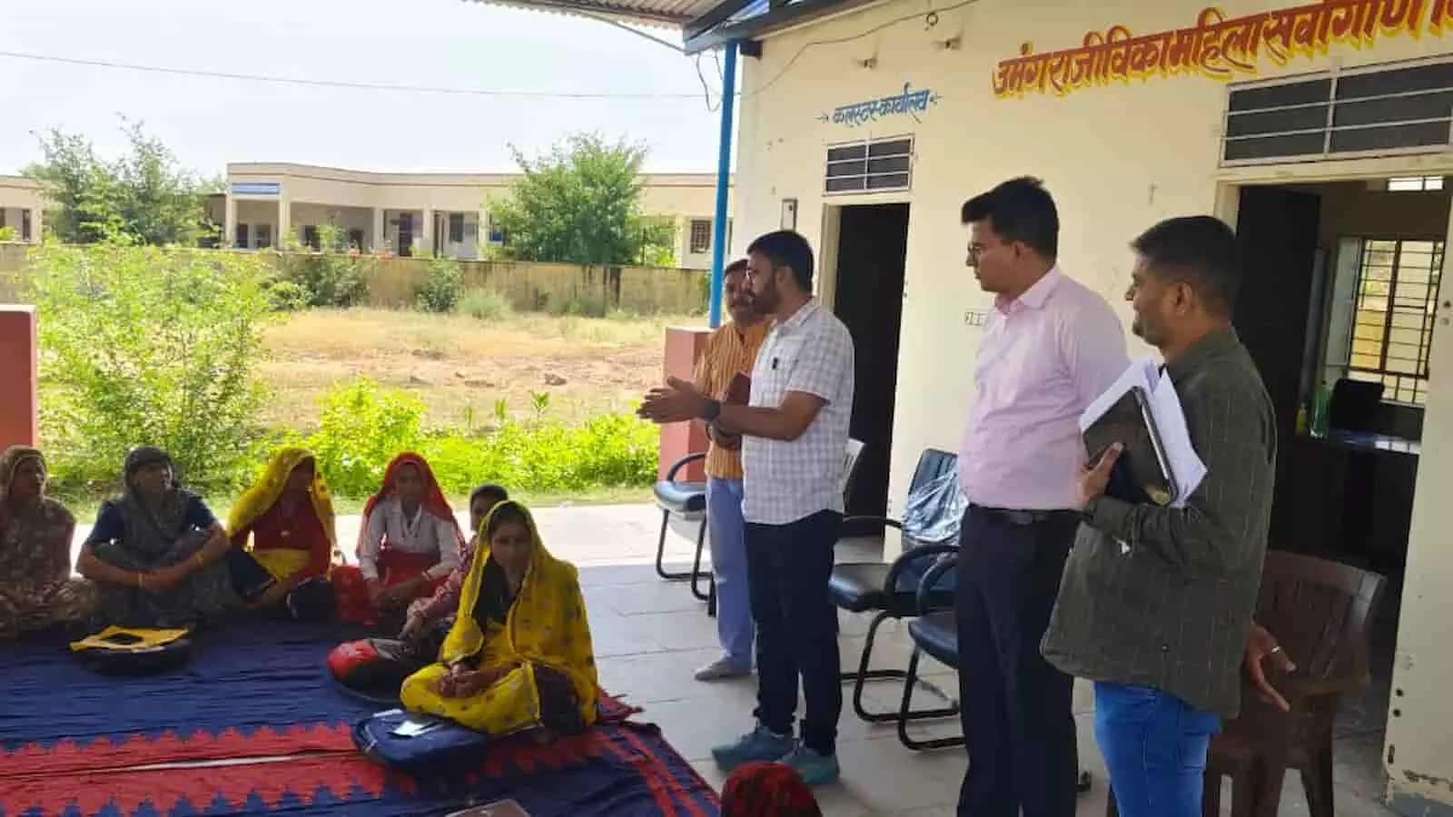 जिला परिषद सीईओ मोहित कासनिया बौंली में अधिकारियों के साथ ग्रामीण विकास कार्यों का निरीक्षण कर रहे हैं। जिला परिषद सीईओ मोहित कासनिया बौंली में अधिकारियों के साथ ग्रामीण विकास कार्यों का निरीक्षण कर रहे हैं।
