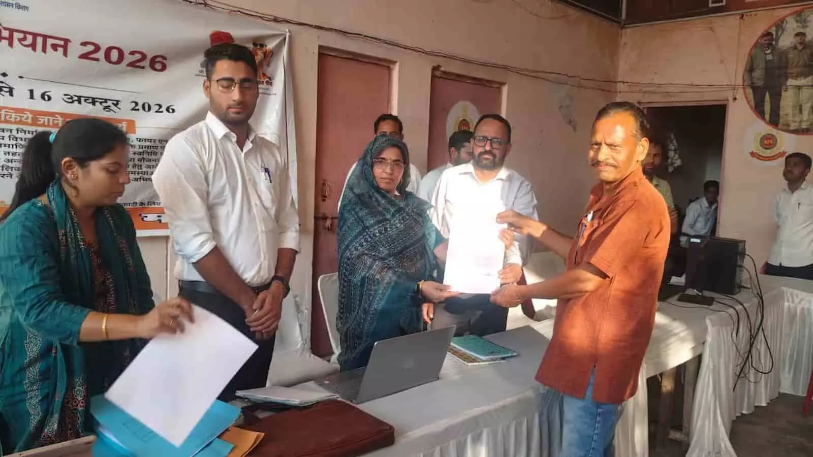 सवाई माधोपुर नगर परिषद में लाभार्थी देवराज सिंह को पत्र सौंपती सभापति मेवा चौधरी सवाई माधोपुर नगर परिषद में लाभार्थी देवराज सिंह को पत्र सौंपती सभापति मेवा चौधरी