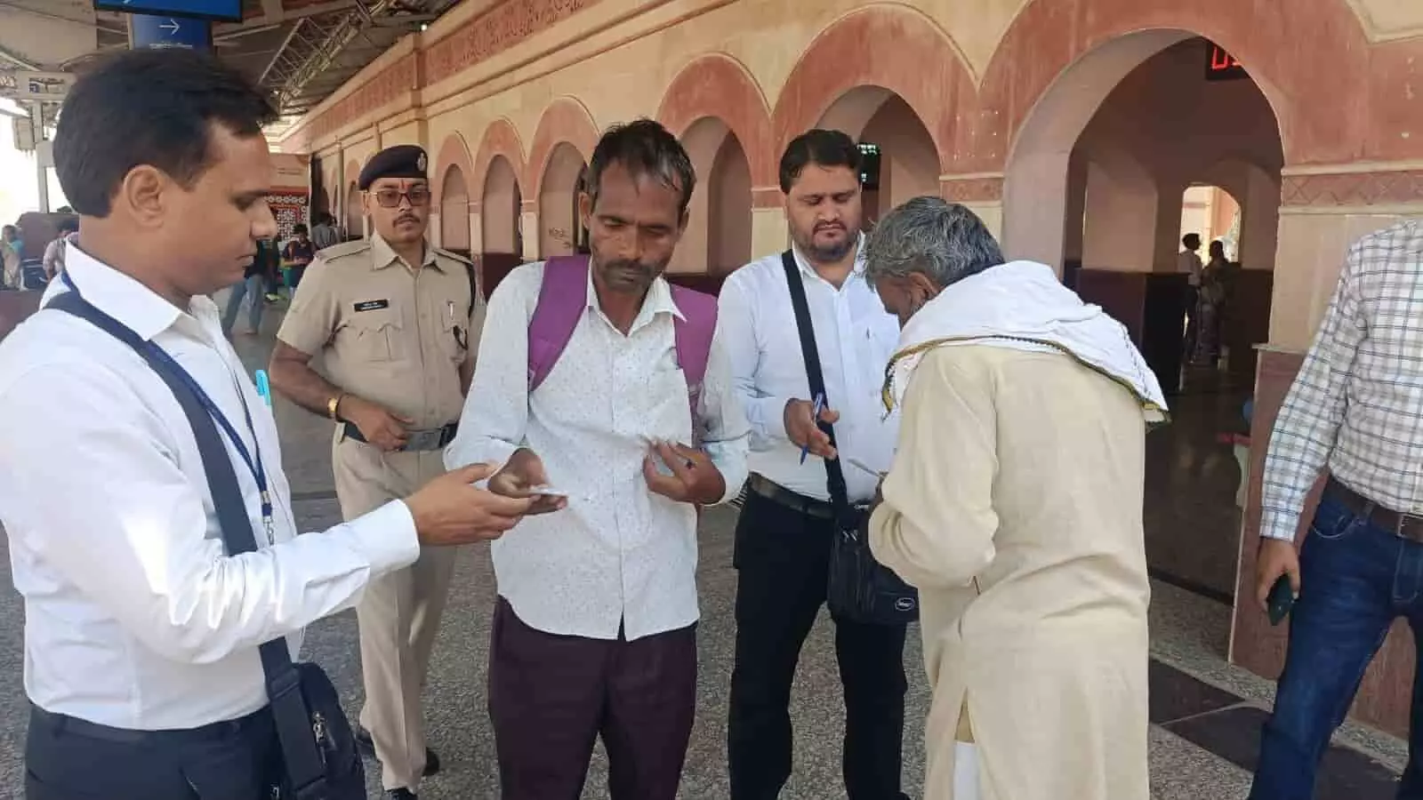 गंगापुर सिटी रेलवे स्टेशन पर यात्रियों के टिकट की जांच करते वाणिज्य निरीक्षक गंगापुर सिटी रेलवे स्टेशन पर यात्रियों के टिकट की जांच करते वाणिज्य निरीक्षक