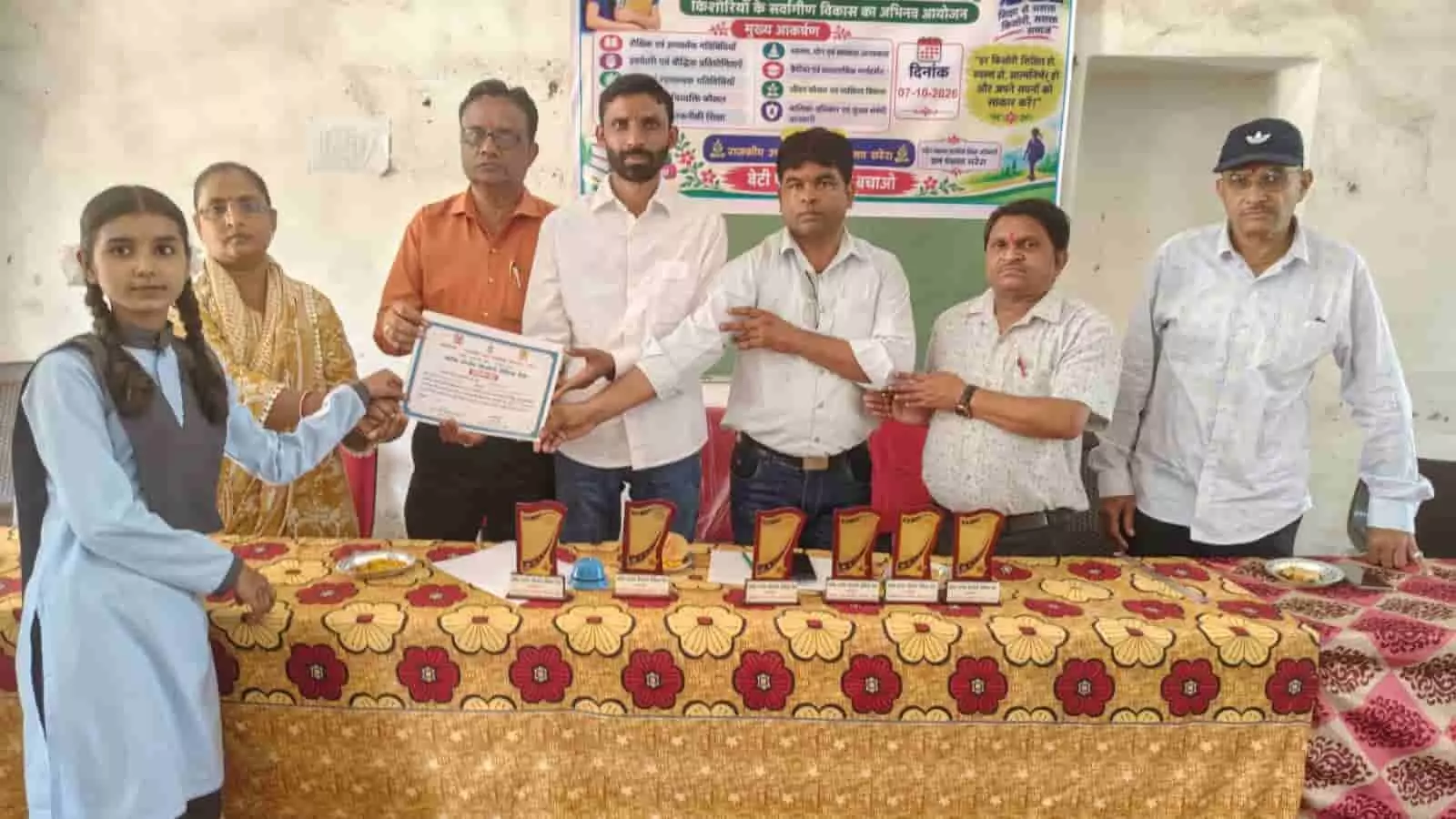 तस्वीर में बायीं ओर खड़ी स्कूली छात्रा को मंचासीन अतिथि प्रमाण पत्र प्रदान कर रहे हैं। तस्वीर में बायीं ओर खड़ी स्कूली छात्रा को मंचासीन अतिथि प्रमाण पत्र प्रदान कर रहे हैं।