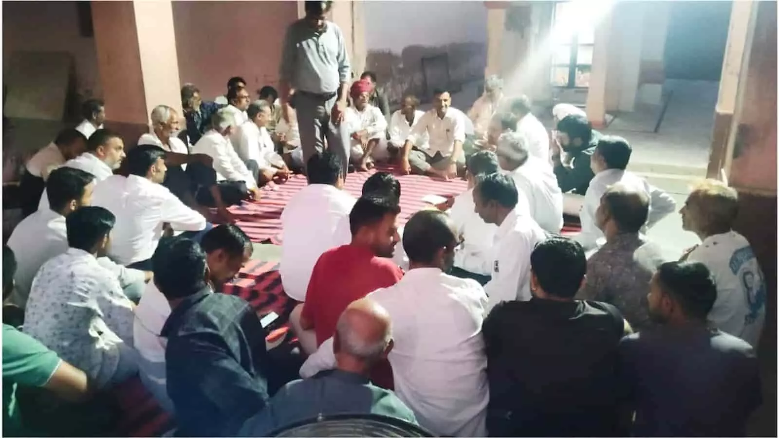 तस्वीर में दिख रही एक हॉल में फर्श पर बैठकर बैठक करते हुए भाजपा कार्यकर्ताओं की भीड़। तस्वीर में दिख रही एक हॉल में फर्श पर बैठकर बैठक करते हुए भाजपा कार्यकर्ताओं की भीड़।