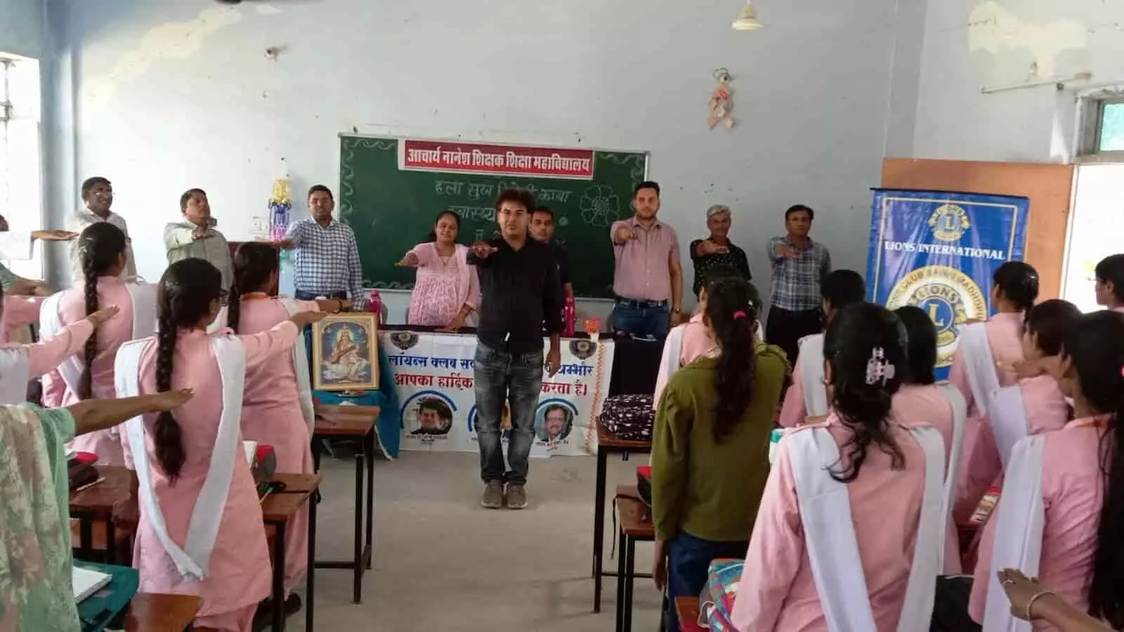 आचार्य नानेश शिक्षक शिक्षा महाविद्यालय सवाई माधोपुर में स्वास्थ्य परिचर्चा के दौरान छात्राध्यापिकाओं को शपथ दिलाते चिकित्सक। आचार्य नानेश शिक्षक शिक्षा महाविद्यालय सवाई माधोपुर में स्वास्थ्य परिचर्चा के दौरान छात्राध्यापिकाओं को शपथ दिलाते चिकित्सक।