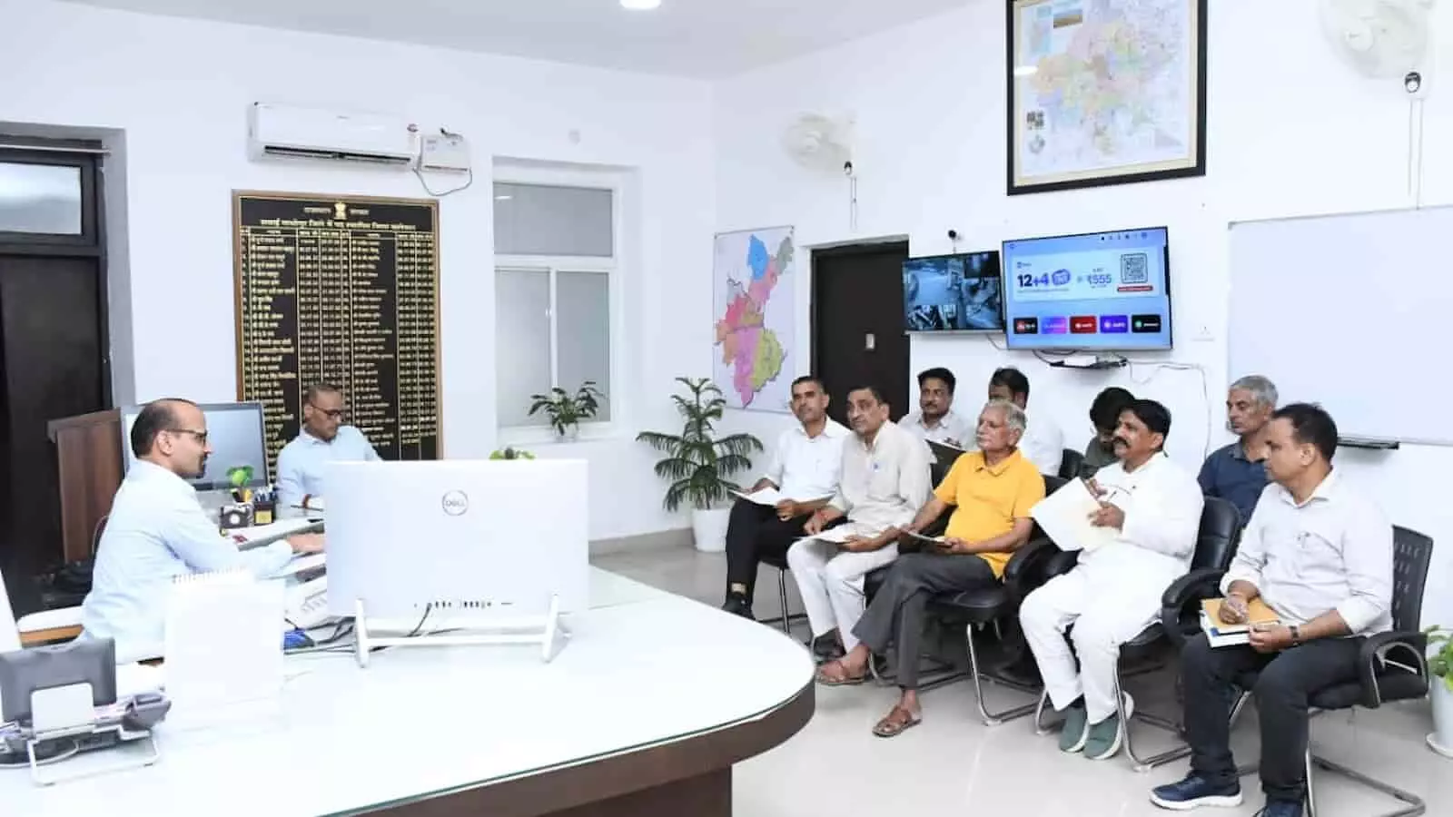 जिला निर्वाचन अधिकारी काना राम ने सवाई माधोपुर में राजनीतिक दलों के प्रतिनिधियों के साथ पंचायत राज चुनाव तैयारियों की समीक्षा बैठक की। जिला निर्वाचन अधिकारी काना राम ने सवाई माधोपुर में राजनीतिक दलों के प्रतिनिधियों के साथ पंचायत राज चुनाव तैयारियों की समीक्षा बैठक की।
