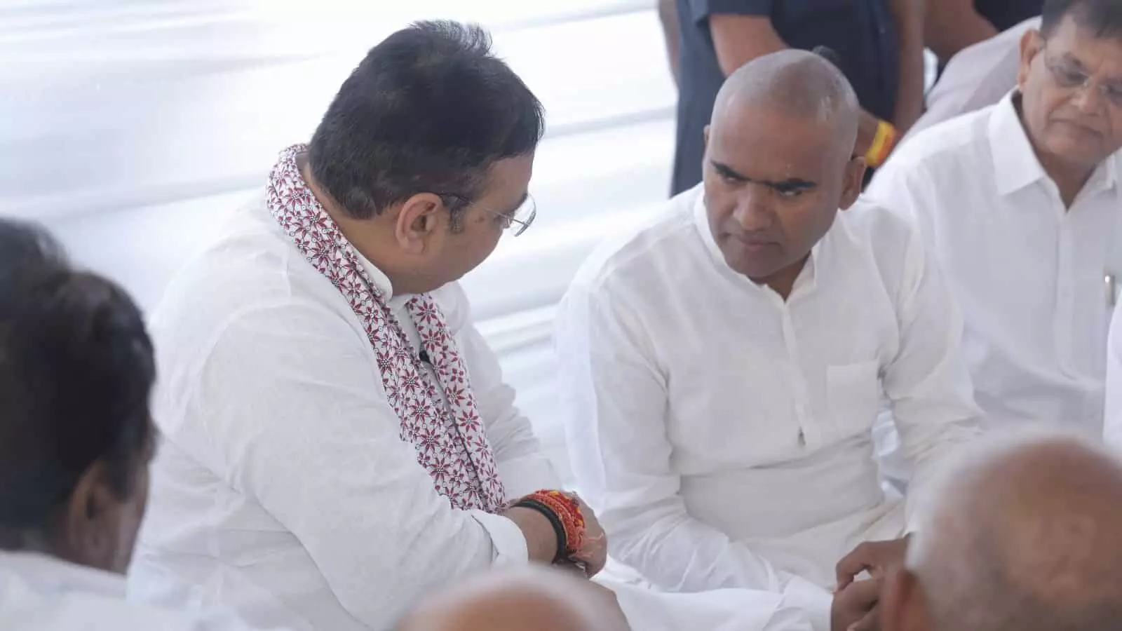 तस्वीर में दिख रहे मुख्यमंत्री भजनलाल शर्मा (बाएं) विधायक चंद्रभान सिंह आक्या (दाएं) से संवेदना व्यक्त कर रहे हैं। तस्वीर में दिख रहे मुख्यमंत्री भजनलाल शर्मा (बाएं) विधायक चंद्रभान सिंह आक्या (दाएं) से संवेदना व्यक्त कर रहे हैं।