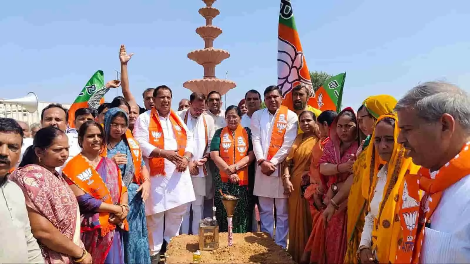 सवाई माधोपुर में विकसित भारत संकल्प सेवा चौक पर भाजपा कार्यकर्ता मशाल और दीप ज्योति के साथ खड़े हैं। सवाई माधोपुर में विकसित भारत संकल्प सेवा चौक पर भाजपा कार्यकर्ता मशाल और दीप ज्योति के साथ खड़े हैं।