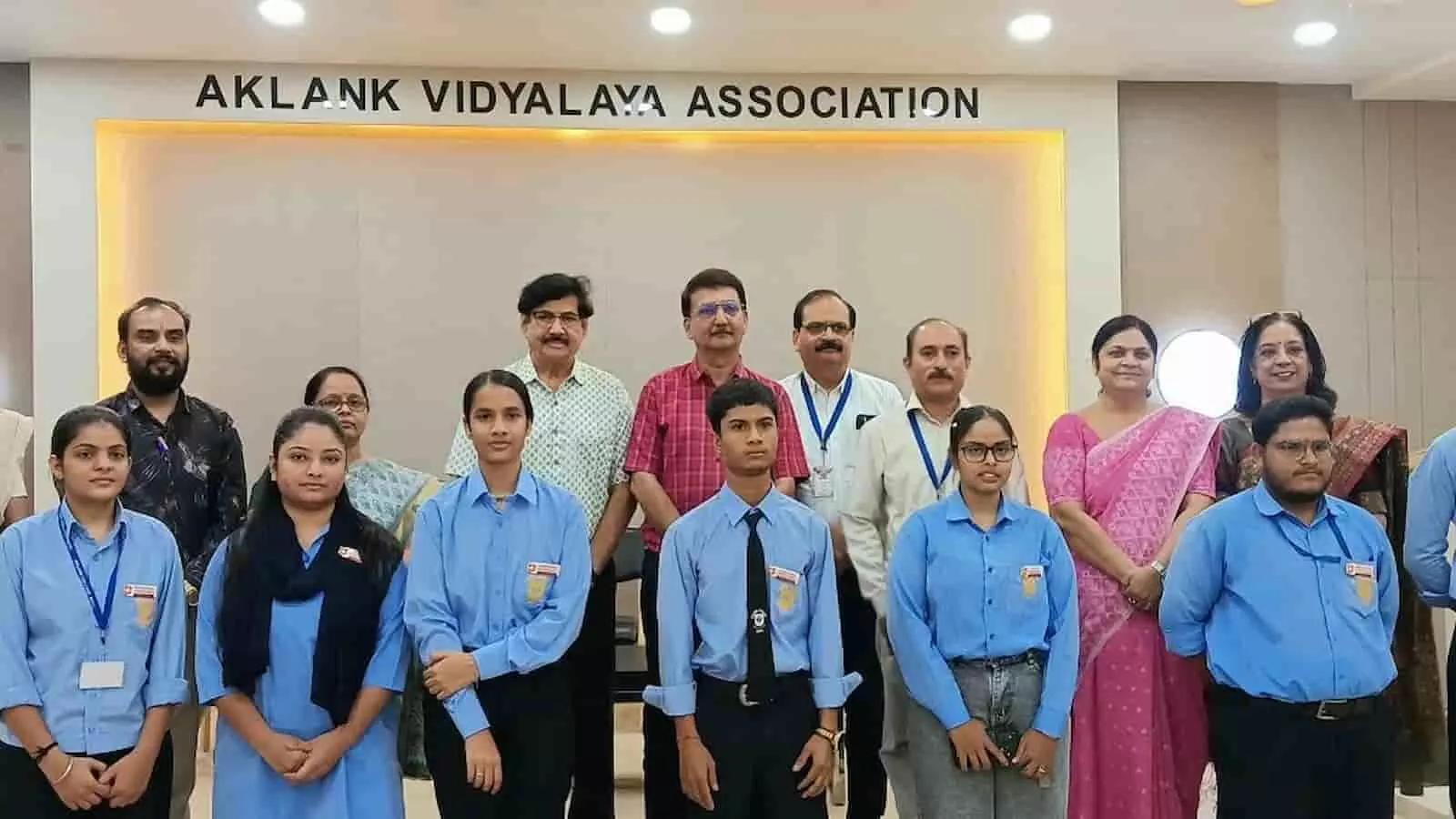 अकलंक कॉलेज कोटा में सत्र 2026-27 के लिए गठित रत्न मंडल के चयनित विद्यार्थियों और पदाधिकारियों की समूह तस्वीर। अकलंक कॉलेज कोटा में सत्र 2026-27 के लिए गठित रत्न मंडल के चयनित विद्यार्थियों और पदाधिकारियों की समूह तस्वीर।