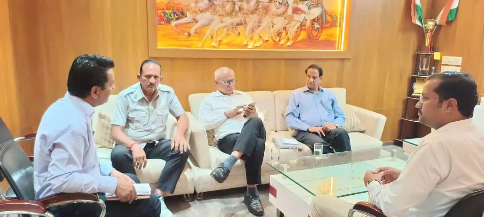 चित्तौड़गढ़ में कार्यालय के भीतर सोफे और कुर्सी पर बैठकर चर्चा करते लोकपाल अपीलेट अथॉरिटी दल के सदस्य। चित्तौड़गढ़ में कार्यालय के भीतर सोफे और कुर्सी पर बैठकर चर्चा करते लोकपाल अपीलेट अथॉरिटी दल के सदस्य।