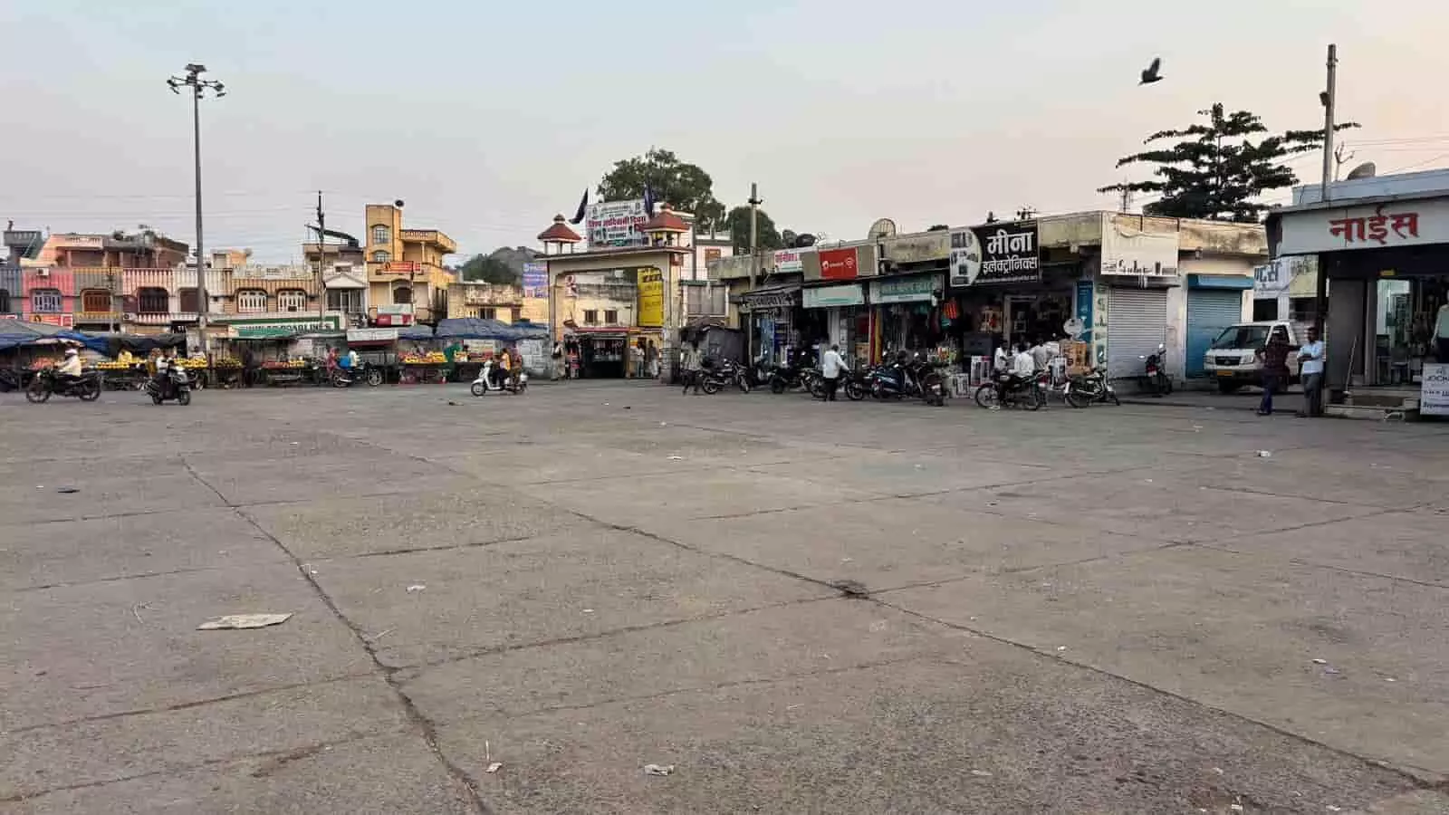 खेरवाड़ा बस स्टैंड परिसर में अतिक्रमण हटाने के बाद खाली नजर आता हुआ प्रांगण। खेरवाड़ा बस स्टैंड परिसर में अतिक्रमण हटाने के बाद खाली नजर आता हुआ प्रांगण।