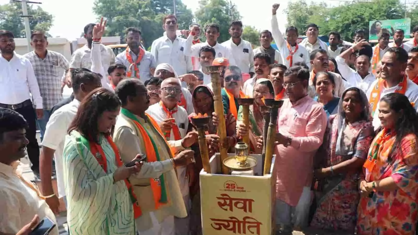 सलूंबर में भाजपा नेताओं और कार्यकर्ताओं द्वारा सेवा ज्योति प्रज्वलित करने का दृश्य। सलूंबर में भाजपा नेताओं और कार्यकर्ताओं द्वारा सेवा ज्योति प्रज्वलित करने का दृश्य।
