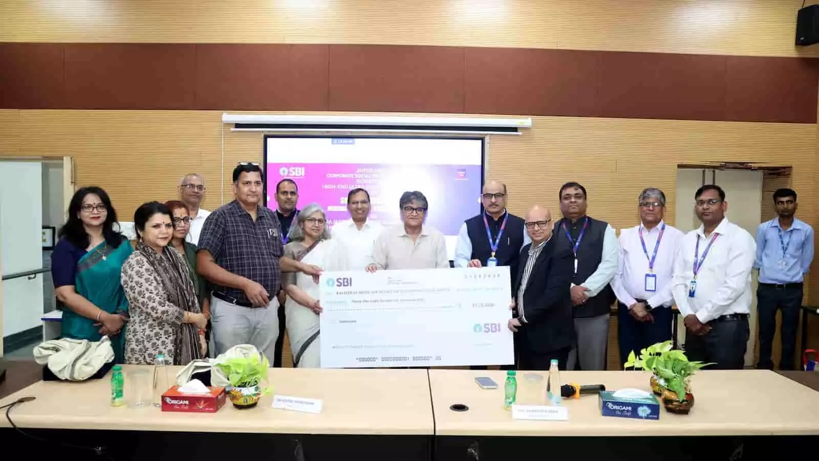 तस्वीर में एसबीआई और एसएमएस मेडिकल कॉलेज के वरिष्ठ अधिकारी मंच पर एक बड़ा सांकेतिक चेक थामे हुए नजर आ रहे हैं। तस्वीर में एसबीआई और एसएमएस मेडिकल कॉलेज के वरिष्ठ अधिकारी मंच पर एक बड़ा सांकेतिक चेक थामे हुए नजर आ रहे हैं।