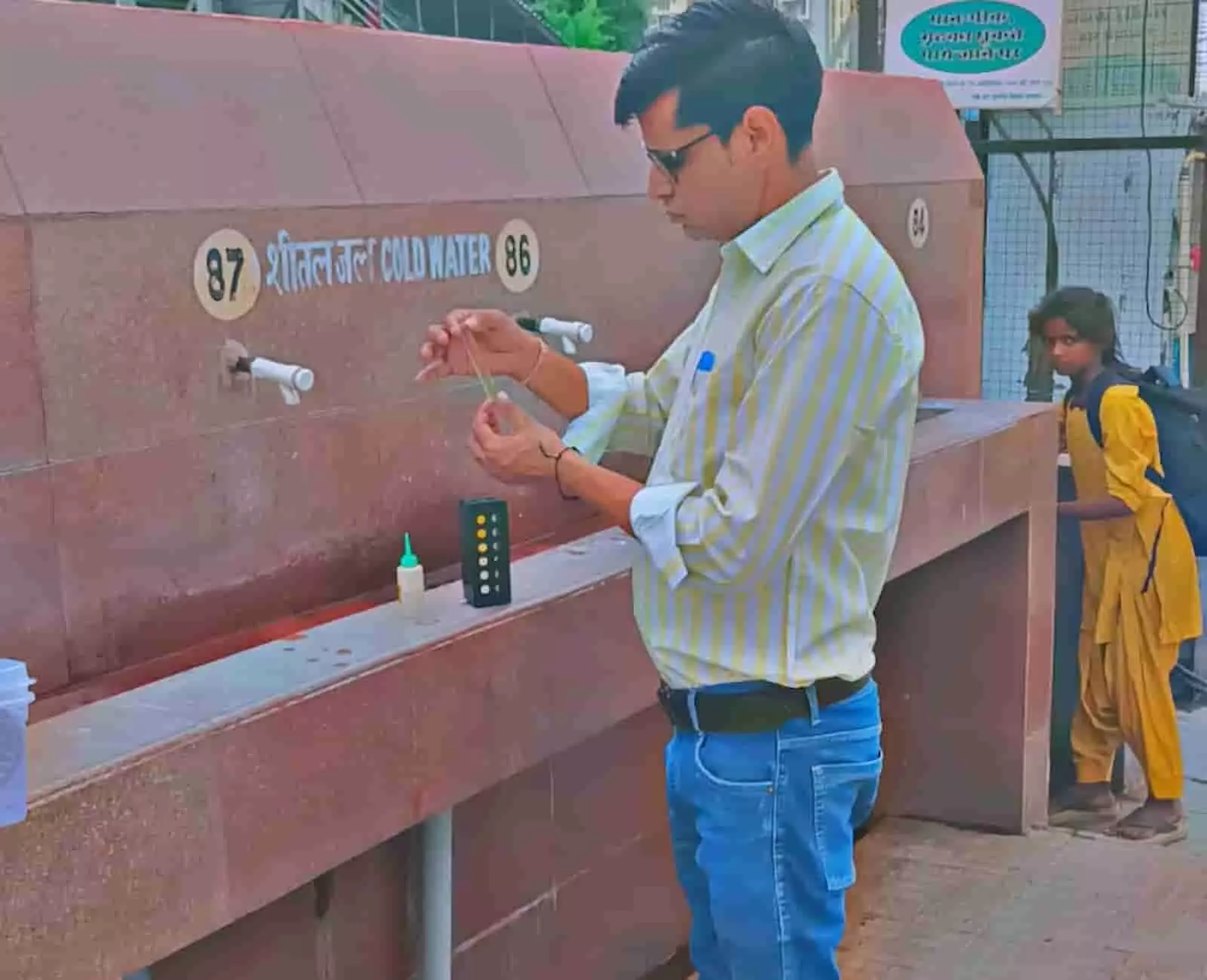तस्वीर में दिख रहा व्यक्ति रेलवे स्टेशन पर लगे पेयजल स्टैंड के पास पानी की गुणवत्ता की जांच कर रहा है। तस्वीर में दिख रहा व्यक्ति रेलवे स्टेशन पर लगे पेयजल स्टैंड के पास पानी की गुणवत्ता की जांच कर रहा है।